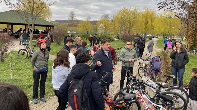 Mayor Adrian Teban joins Cugir’s monthly 'Green Friday' to promote local sustainability efforts.