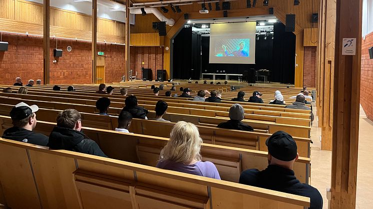 Spelfriheten lanserar nytt utbildningsinitiativ för att förebygga spelberoende bland unga – första skolan besökt.