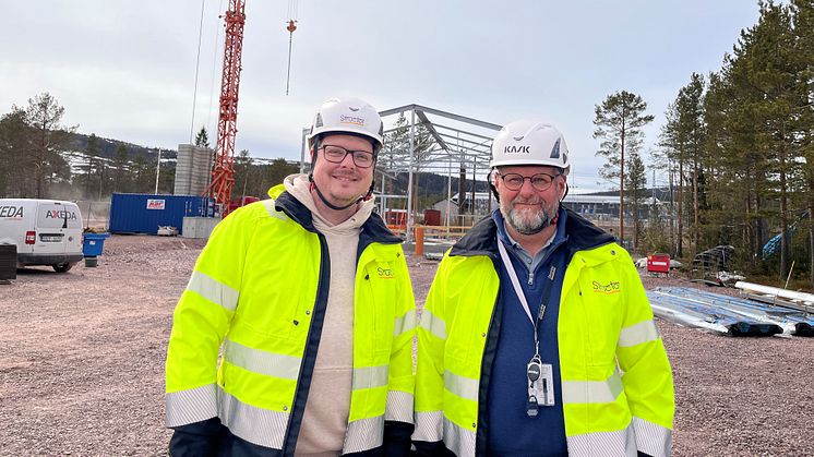 Fredrik Lassbo på Structor Byggteknik Dalarna tillsammans med Leif Stunis på Structor Projektledning Dalarna, framför byggnationen i Sälen. Foto: Structor