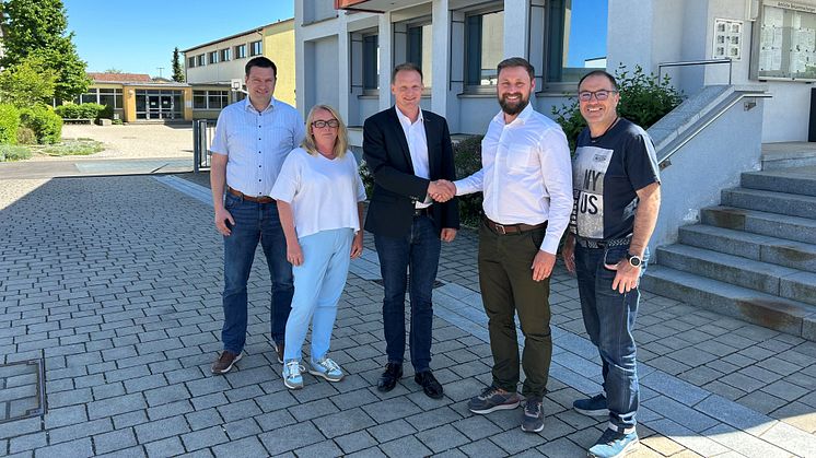 Start der Wärmeplanung in Oerlenbach (v. li.): 2. Bürgermeister Benedikt Keßler, Kommunalbetreuerin Christine Pfaff (Bayernwerk Netz), Bürgermeister Nico Rogge, Projektleiter Tobias Eckardt (Bayernwerk Netz) und Geschäftsleiter Jürgen Markert.