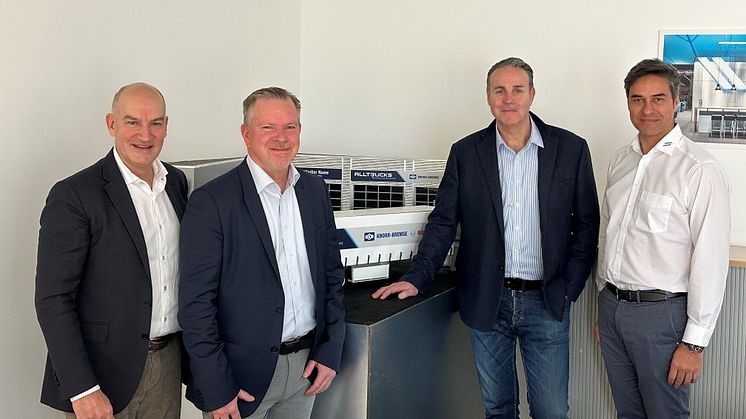 På bild från vänster: Homer Smyrliadis VD Alltruck,  Henrik Dahlberg Affärsområdeschef KGK/Autoexperten,   Anders Nilsson Försäljningsdirektör KGK/Autoexperten och Francisco Albarrán Market Manager Alltrucks Iberia, UK and Nordics