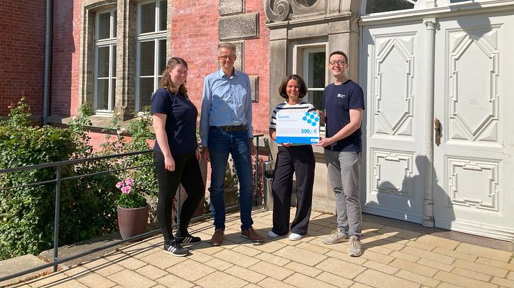 Johanna Franz, Matthias Wind und Christoph Moldenhauer von HanseGas (1,2 und 4 v.l.) übergeben Susanne Crome (3. von links) vom Hospiz Schloss Bernstorf die Spende.