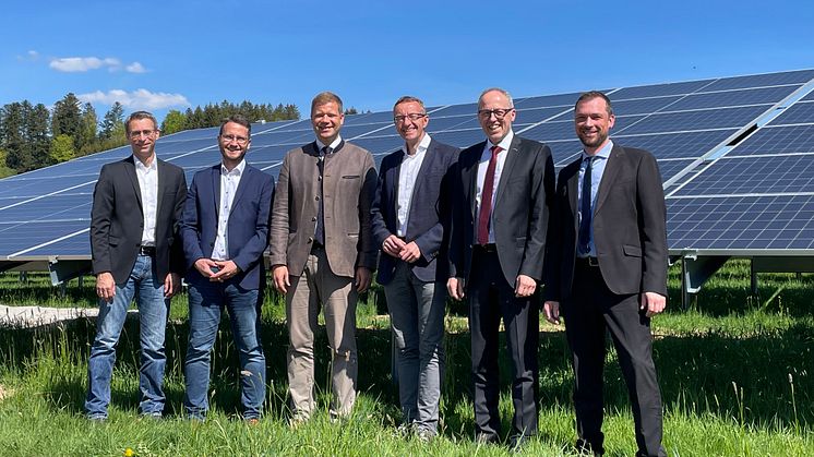 Startschuss für regionale Wertschöpfung: Der PV-Park in Freyung-Linden speist nun Energie ins regionale Netz ein. Die Vertreter der Stadt Freyung, des Bayernwerks und der Sparkasse Freyung-Grafenau feierten dies.