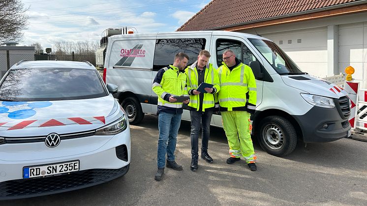 Baubesprechung am UW Schacht: (v.l.) Thorben Trost, Projektleiter Netzbau Nord-Ost bei SH Netz in Fockbek, Bastian Sitte, zweiter Geschäftsführer der Baufirma Sitte, und Bauleiter Daniel Napieralski.