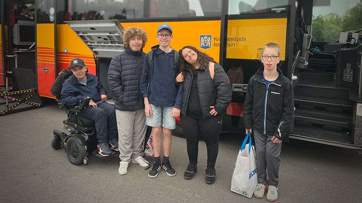 Elever från Norretull anpassade grundskola framför den ombyggda bussen.