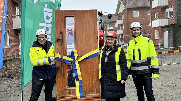 Som "spadtag" demonterades en dörr som ska återbrukas. På bilden: Projektchef Eleonor Olofsson, Eidar, Verksamhetschef Marie Uls, Trollhättans Stad och Områdeschef Christoffer Sundin, Byggdialog.