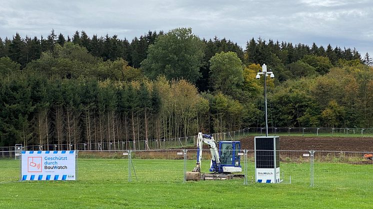 Der Bohrplatz in Reichling (Foto vom 10.10.2024) ist eingezäunt. Die von Greenpeace-Aktiven gepflanzten Bäume sind an den Waldrand links im Bild versetzt worden.
