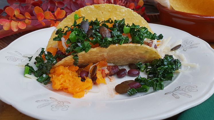 Satsa på en supergod svensk taco med fler närproducerade inslag. Denna är vego med en lättgjord liten böngryta i botten, pumpamos, cheddarost och överst en grön topping med svartkål eller grönkål. Bland bönor provodlas en hel del i Sverige, bland ann