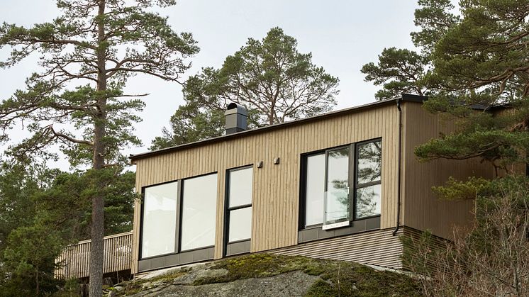 Vägg: TREBITT Matt Oljelasyr 9054 Naturligt Åldrad och 90033 Funkissvart. Terrass: JOTUN 9054 Skimmergrå
