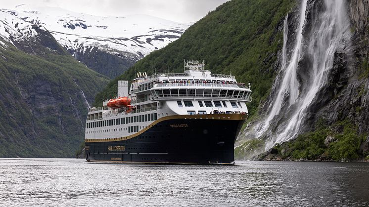 Geirangerfjorden 2. juni 2022: Havila Castor seiler utslippsfritt i Geirangerfjorden.  