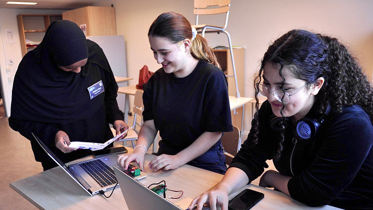 Habibo Rage hjälper Vanessa Orsman och Nada Mnjovic som programmerar sina micro:bits.