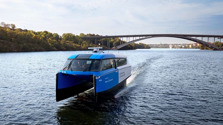 Candela P-12 er verdens første elektriske foilende båt i trafikk. Akkurat som i Stockholm kan den korte ned reisetider og redusere kostnader, samtidig som miljøpåvirkningen elimineres.