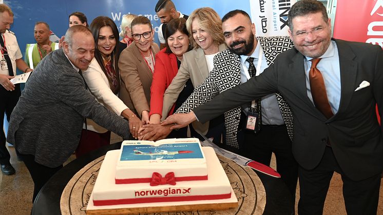 Danmarks ambassadør i Egypten tog imod første fly fra Norden til Sphinx Lufthavn i Kairo