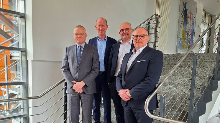 Wasserservice Westfalen Weser Geschäftsführer Rainer Roggatz (l.) und Andreas Stumpf (r.) sowie Dr.-Ing. Dirk Waider (2.v.l.), Vorstand GELSENWASSER, und Andreas Speith (3.v.l.), Geschäftsführer Westfalen Weser, freuen sich über den Start.