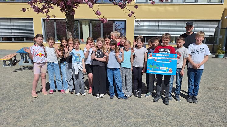 Voller Stolz und Freude übergeben die Kinder ihren Spendenscheck
