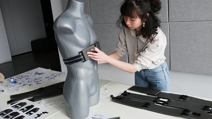 Yuchen Lan with her prizewinning concept for a motivational training kit for young people suffering from cystic fibrosis. Photo: Yuchen Lan