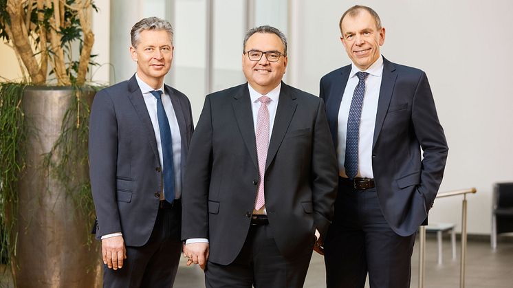 Freuen sich über ein gutes Jahr 2024: Lars Hopp, Daniel Zeiler und Bernd Rigl, Vorstände der Sparkasse Freiburg-Nördlicher Breisgau (v.l.)