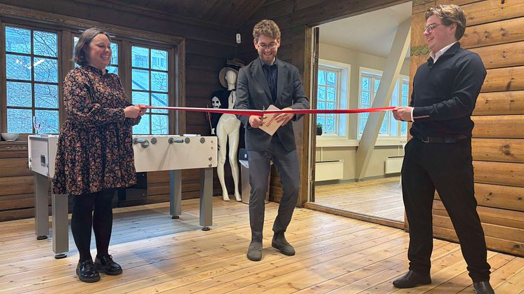 Styreleder Sjur Selsvik klipper snoren, sammen med sosialbyråd Charlotte Spurkeland og VT-Leder Sander Michael Ringstad 