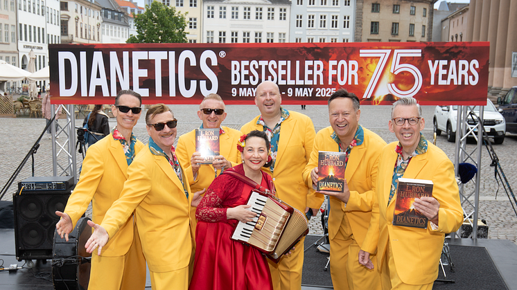  Hele Strøget svingede med, da britisk swing band fejrede berømt bogs diamant jubilæum 