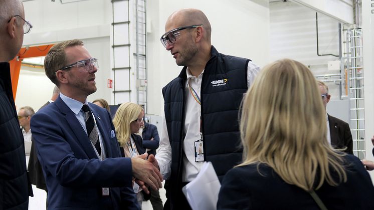 Andreas Carlson, Sveriges infrastrukturminister och Martin Wänblom, vd för GKN Aerospace Sverige.