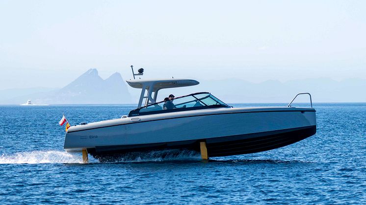 Candela C-8 Polestar Edition med Gibraltars klippor i bakgrunden, på väg tillbaka över Gibraltar sund efter att ha gjort världens första elektriska interkontinentala resa.