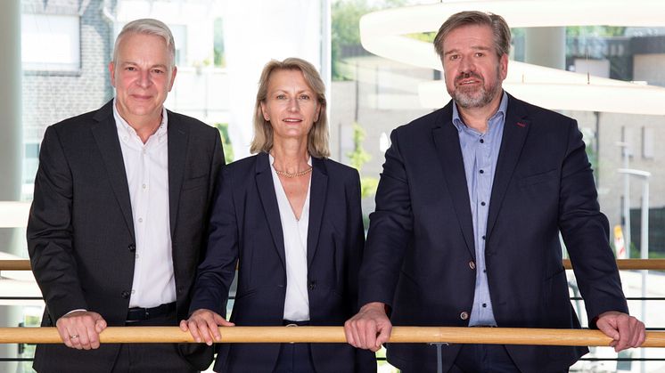 Gerold Saathoff (re.) und Axel Eilers bekommen Verstärkung im Vorstand der Ammerländer Versicherung. Seit dem 1. August 2022 gehört Christine Lühr-Boekhoff dem Gremium an. 