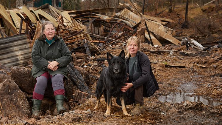 Årets Bragdhund 2024 Otiz med matte Irene Södergren och hennes dotter Kristin Södergren. Foto: Tord Saxin