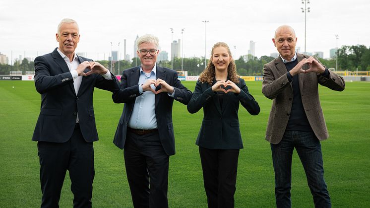 Von links nach rechts: Prof. Dr. Thomas Voigtländer, Pierre-Enric Steiger, Noemi Steiger und Bernd Neuendorf (Foto: Yuliia Perekopaiko / DFB)