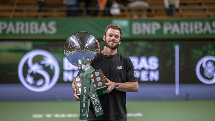 En stolt Tommy Paul med The Swedish Royal Trophy.