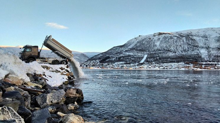 Lastebiler dumper lassevis av snø i havet gjennom Tromsø-vintrene. Men hva inneholder egentlig denne snøen? Og bør den havne i havet? Foto: Carl Ballantine