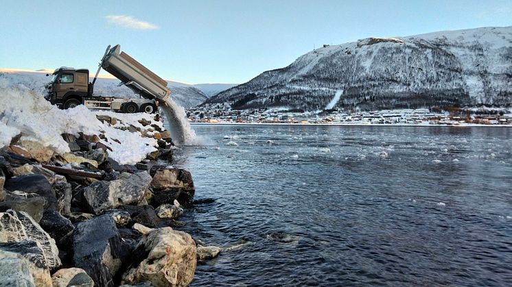Snø deponeres i sjøen utenfor Tromsø. (Foto: Cleo Lisa Davie-Martin/NILU)