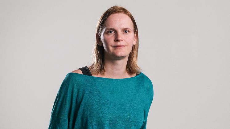Serina Erfjord fikk Arve Hovigs minnestipendium ﻿﻿fra Steinkjer kunstforening for sitt håndbroderte verk på Høstutstillingen.