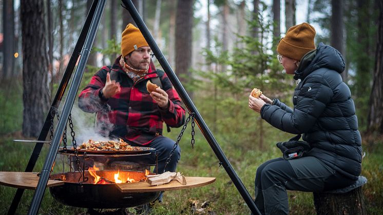 Att ha möten utomhus kring lägerelden har blivit ett sätt att skapa nya affärsmöjligheter för flera konferensanläggningar.