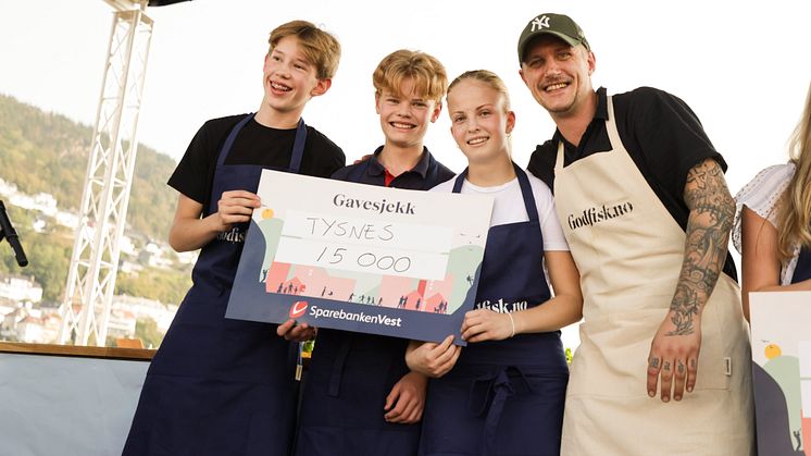 Vinnerlaget: Benjamin Bakken (14), Sjur Pettersen Opdal (15), Iselin Nilsen (15) og mentor Morten Klever. Foto: Øystein Grutle Haara 