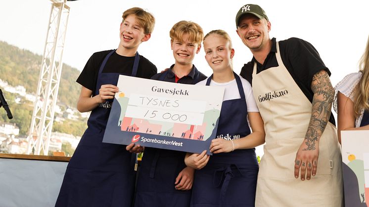 Vinnerlaget: Benjamin Bakken (14), Sjur Pettersen Opdal (15), Iselin Nilsen (15) og mentor Morten Klever. Foto: Øystein Grutle Haara 