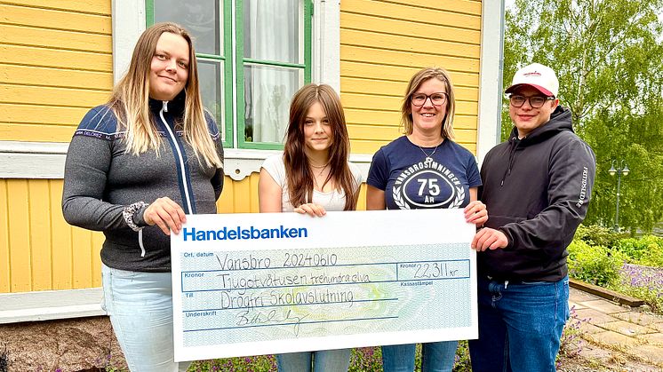 Checken på simmarnas bidra överlämnades av Britta Granberg, sportchf på Vansbrosimningen, trea från vänster, till Emma Olofsson, Lilja Lundahl och Samuel Hagberg från fritidsgården Tandtrollet. 