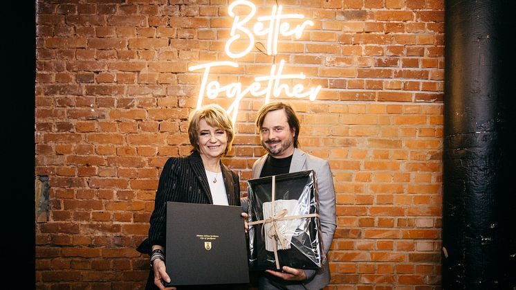 Mayor Hanna Zdanowska handing over the Urban Future Baton to Deputy Mayor Rok Žnidaršič