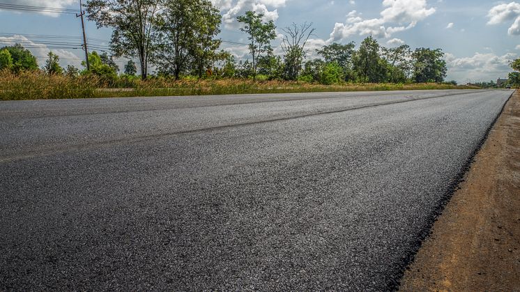 Asfaltföretagen använder mest energi när asfalt tillverkas. Det är därför viktigt att ta hänsyn till tillverkningsfasens klimatpåverkan och ersätta fossila bränslen med energi som produceras av förnybara råvaror, till exempel flytande biobränslen.