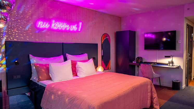 Strawberry fortsätter som hotellpartner till Melodifestivalturnén 2025 och lanserar ett exklusivt Mellorum