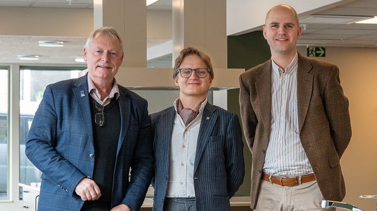 Administrerende direktør i Sit, Morten Wolden, leder i Velferdstinget, Jakob Selfors, og Byråd for byutvikling, Lars Viko Gaupset møttes for å feire den gode nyheten mandag. 