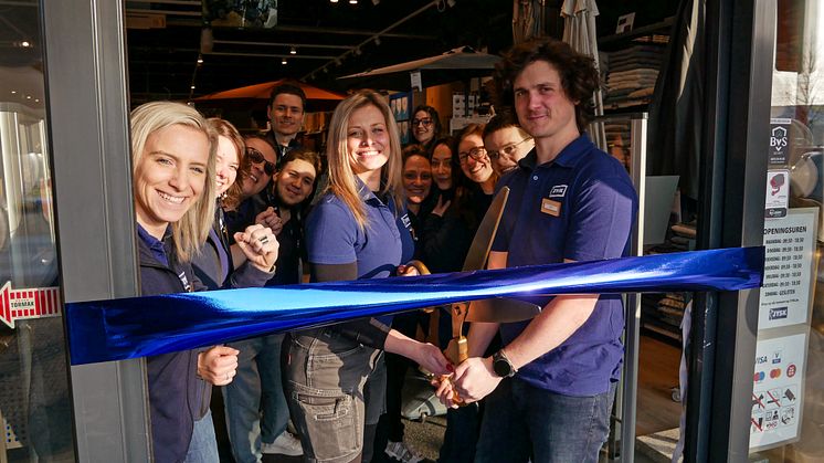Het winkelteam in Drogenbos opent de nieuwste winkel van JYSK.