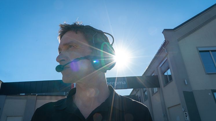 Dette hørselvernet lades opp av alt lys, ikke bare solen som på dette bilde