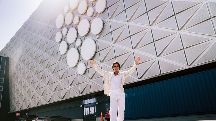 Petter Stordalen utenfor Strawberry Arena