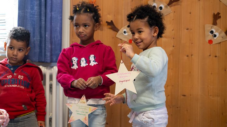 Auch die Kinder bei der Kinderhilfe Oberland gGmbH in Peiting gaben ihre bemalten und mit Wünschen versehenen Sterne zur Erfüllung an LEW.