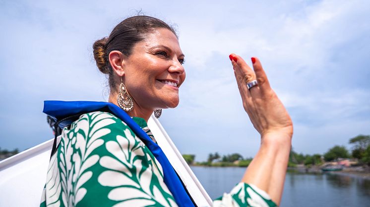 H.K.H. Kronprinsessan Victoria besöker Tomaro Onisiwo Island i Lagoslagunen — hem för den kungliga familjen Onisiwo och cirka 5 000 invånare. @Rejoice Emmanuel/UNDP Nigeria.