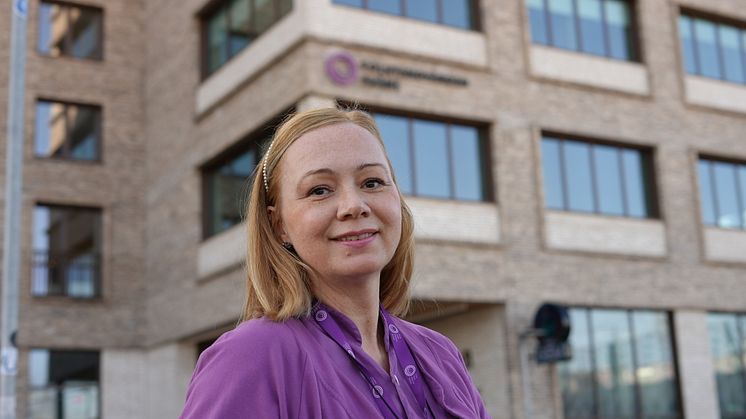  Ines Mirazovic, klinikchef på Folktandvården Skåne i Arlöv, utanför byggnaden som rymmer den nya kliniken.