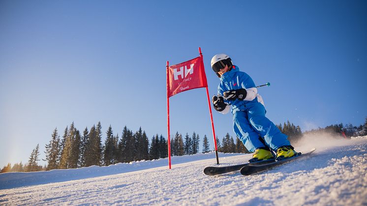 Sportlovsfeber i Branäs – skidåkning, eldshow och jakt på kungatron lockar barnfamiljer