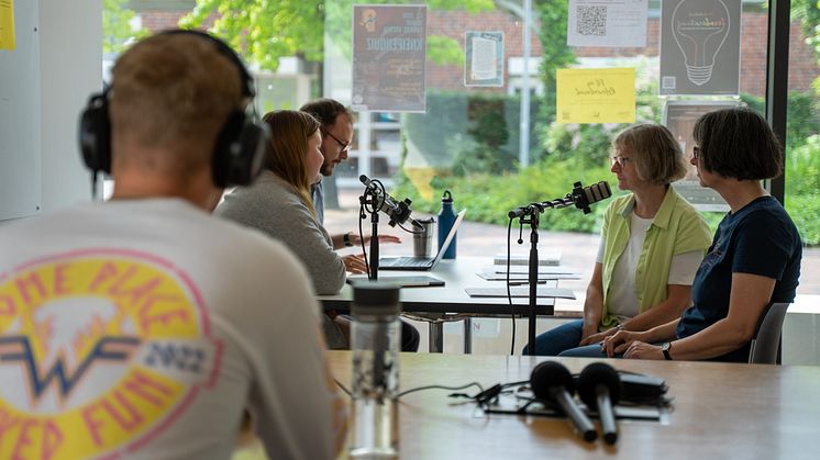 Dr. Attila Kornel-Markula und Marina Hummel bei der Aufnahme einer Folge von Podschnak - dem Podcast der Zentralen Studienberatung an der Universität Vechta.