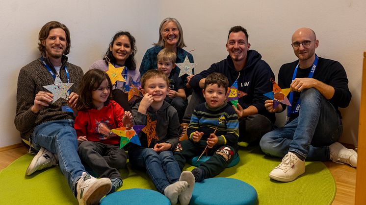 Bei der Abholung der Sterne: LEW-Vertreterinnen und Vertreter zusammen mit Kindern und Gruppenleiterin Sabine Franz (in der Mitte) von der Lebenshilfe Landsberg
