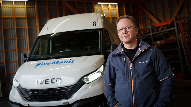 "Vår prioritet er å alltid være tilgjengelige. Hvis bilene våre står stille, kan vi ikke komme ut til kunden og gjøre jobben vår," sier Patrik Månsson, verkstedsleder for vognavdelingen hos SweMaint AB i Göteborg.